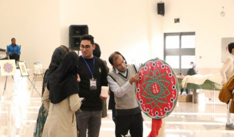 برپایی گردونه آرزوها در جشنواره رویش یلدایی۲ توسط کانون هنرهای تجسمی با همکاری کانون کتاب