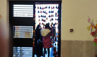 برپایی تزئین درب ورودی با پرده ریسه¬ای در جشنواره رویش یلدایی۲ توسط کانون هنرهای تجسمی